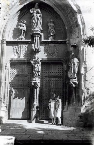 Icon of COLEGIATA-puerta Apostoles Colegiata Con Chicas