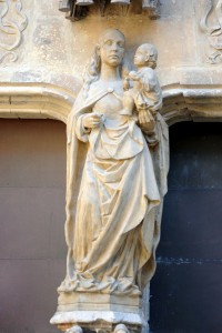 Icon of Colegiata-detalle Puerta Apóstoles-helena Mg