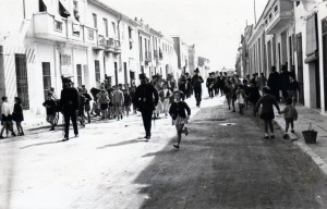 Icon of COREA-25 N Cercavila Al Carrer Cervantes Abans La Barraca Al Fons La Barraca - 1961 Foto Sanchez Y Martine